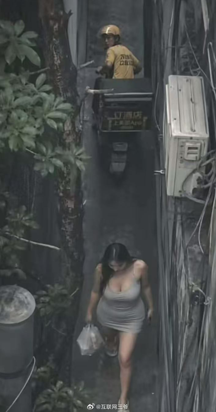 狭路相逢，忍不住还是回头一瞥