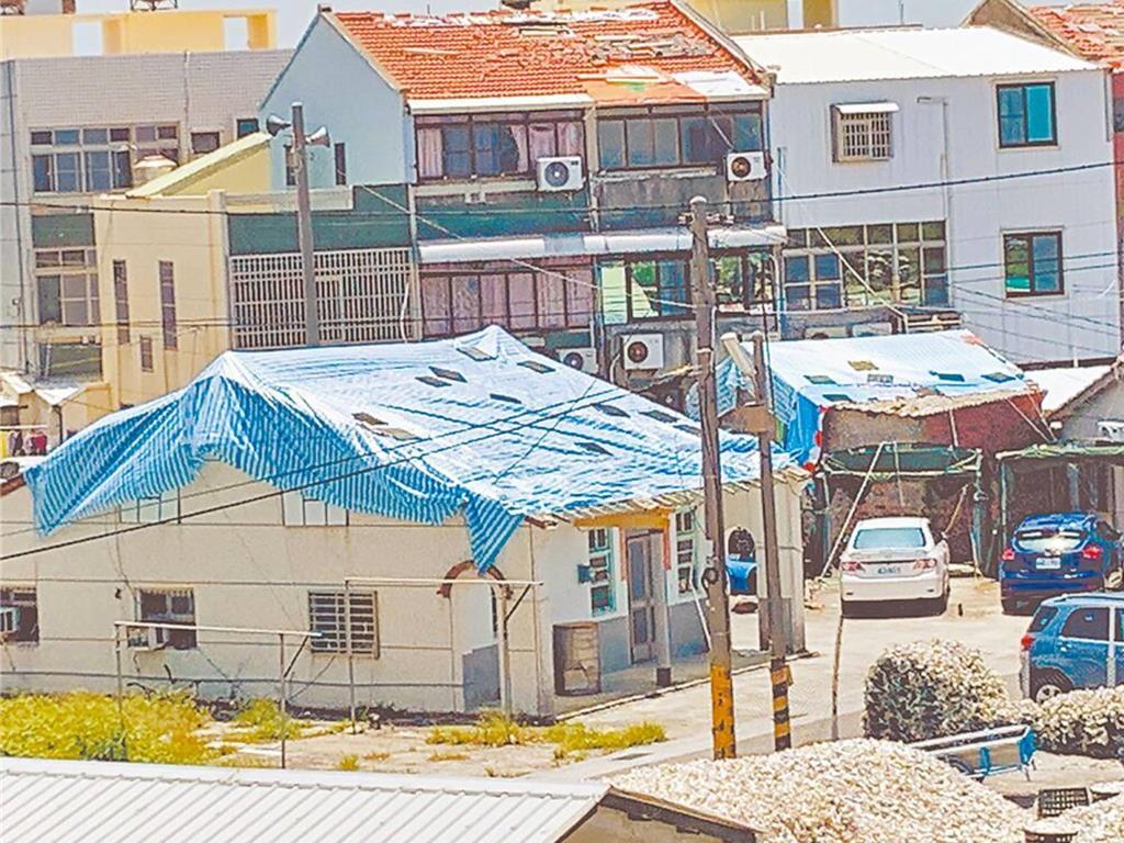 丹娜丝台风造成台南、嘉义上万户民宅屋顶受损、掀翻,至今多数都只能暂时盖上帆布。丹