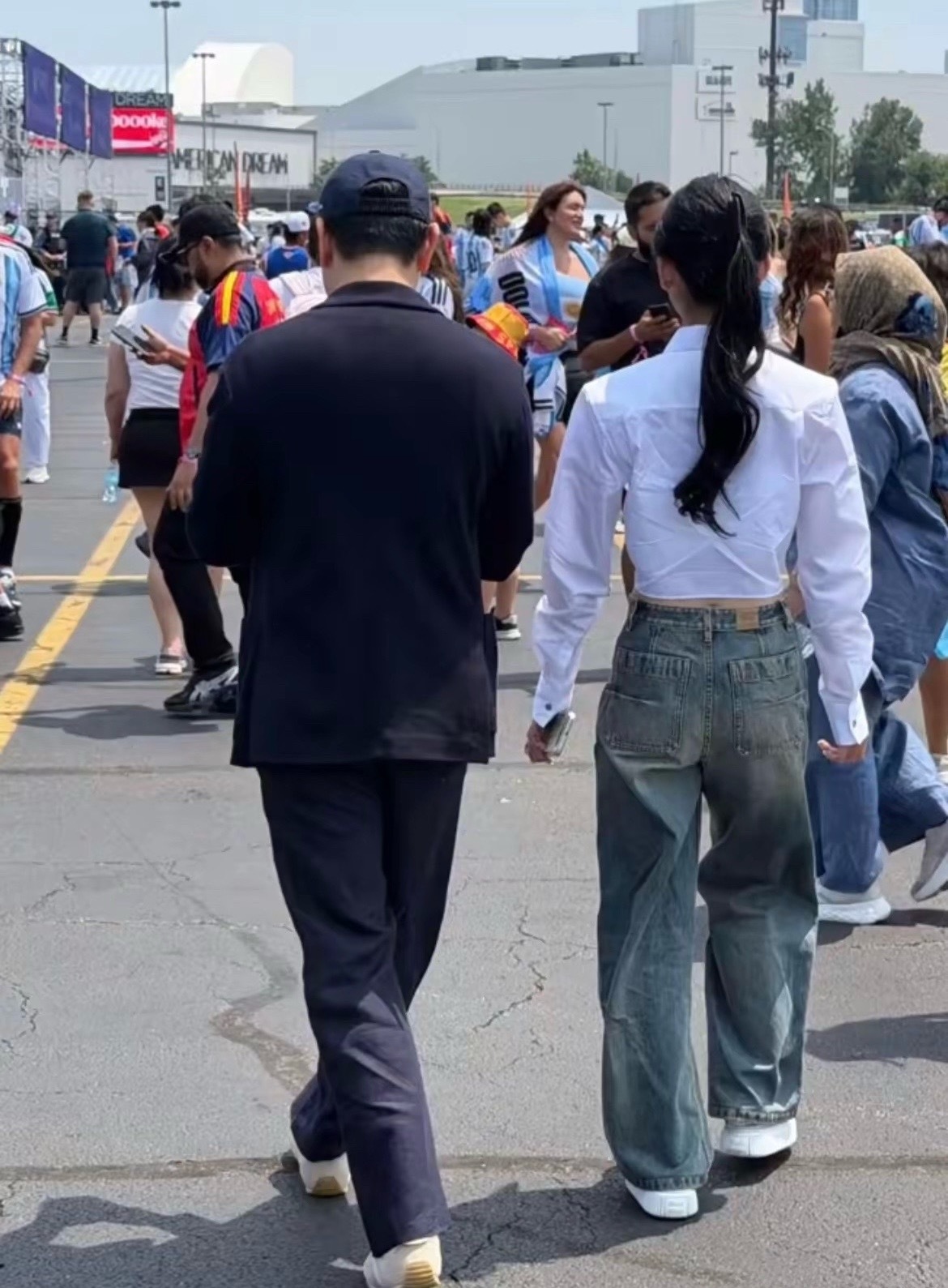 林俊杰和小21岁的女友七七，现身世界杯决赛。这是两人第一次在公开场合同框吧？