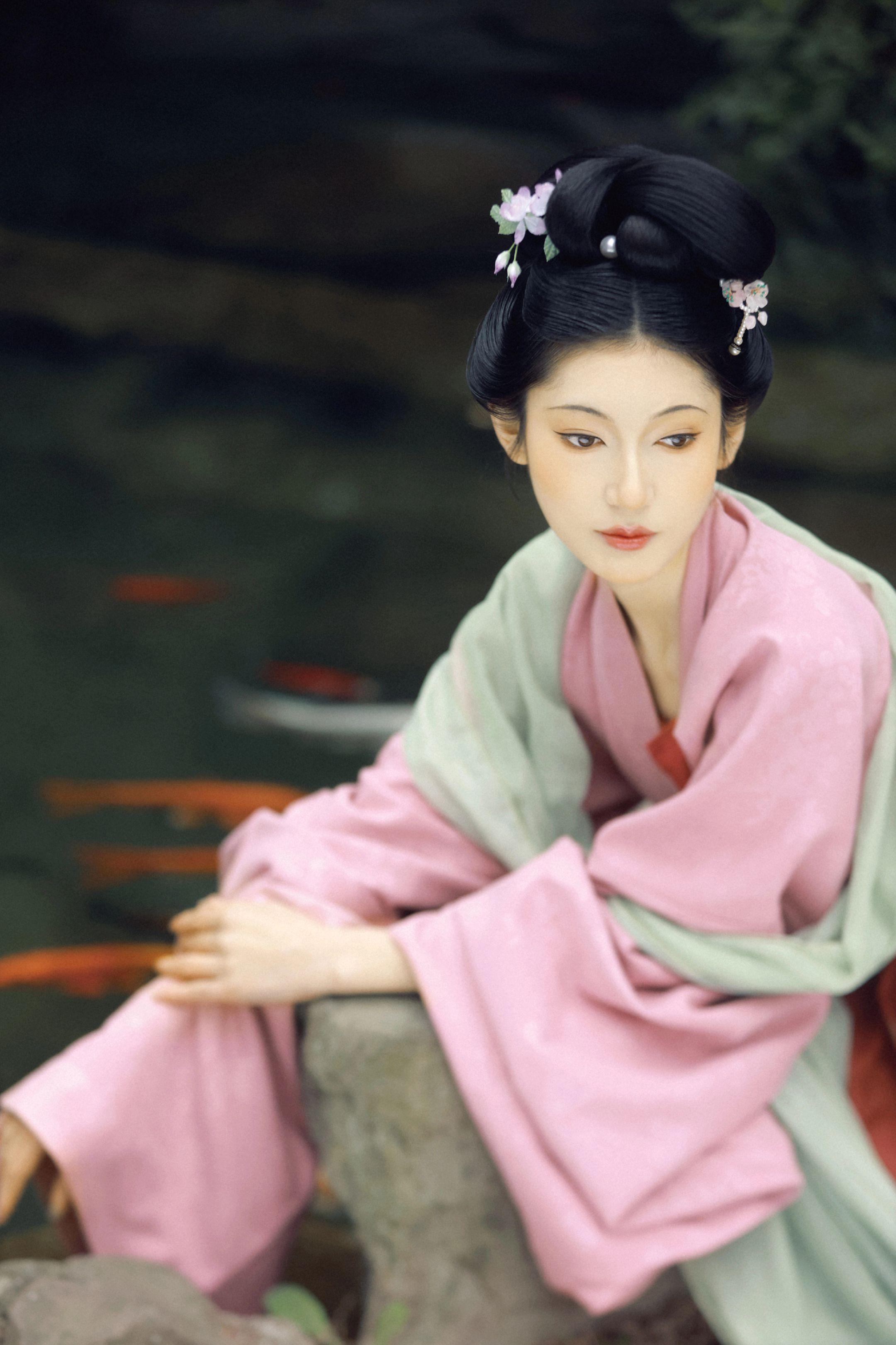 感觉现在很少有人还喜欢这种风格 📷|💄：  裙裙布料