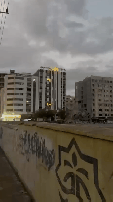 🇺🇸🇮🇱❌🇮🇷 —— 美以空袭夷平了伊朗南部阿巴斯港的一座建筑。