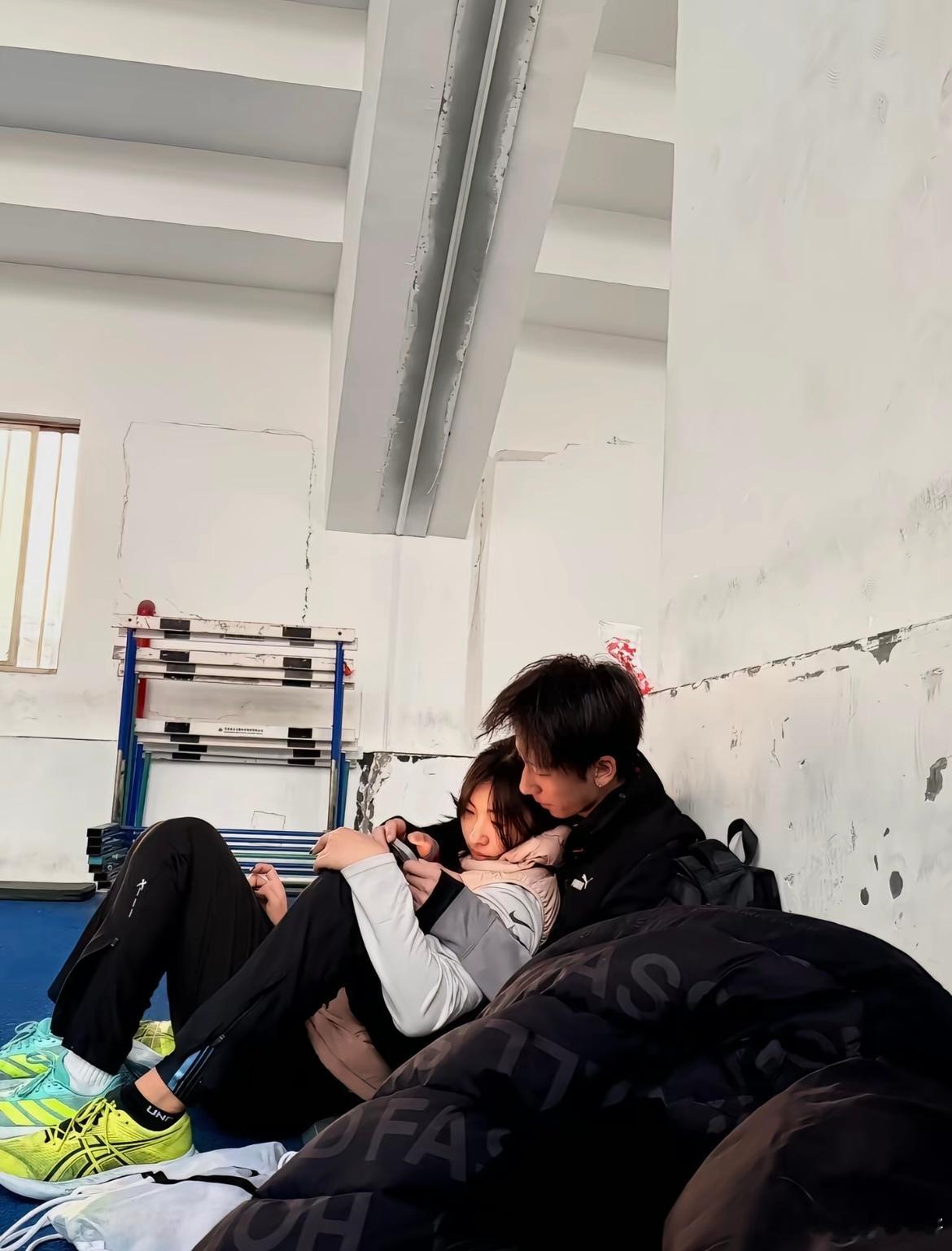 哎呀 一不小心摔倒男朋友怀里了 