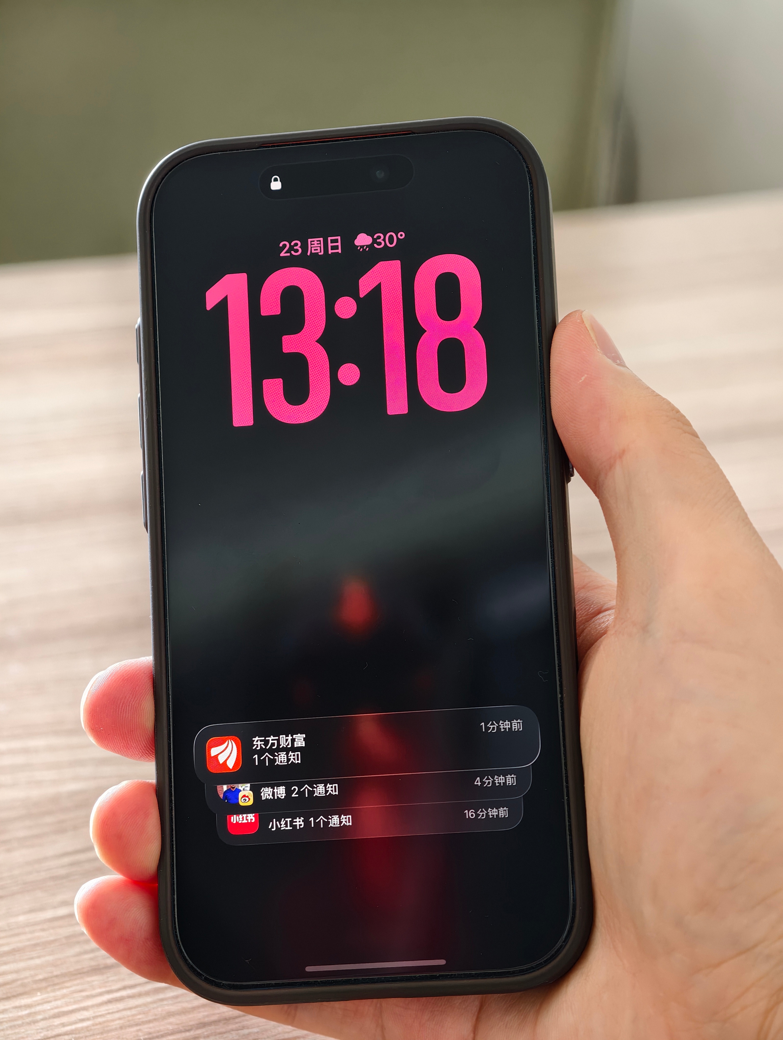 刚刚分析了一下我对于iPhone的使用场景，完全没必要插卡所以，新款我就不冲首发