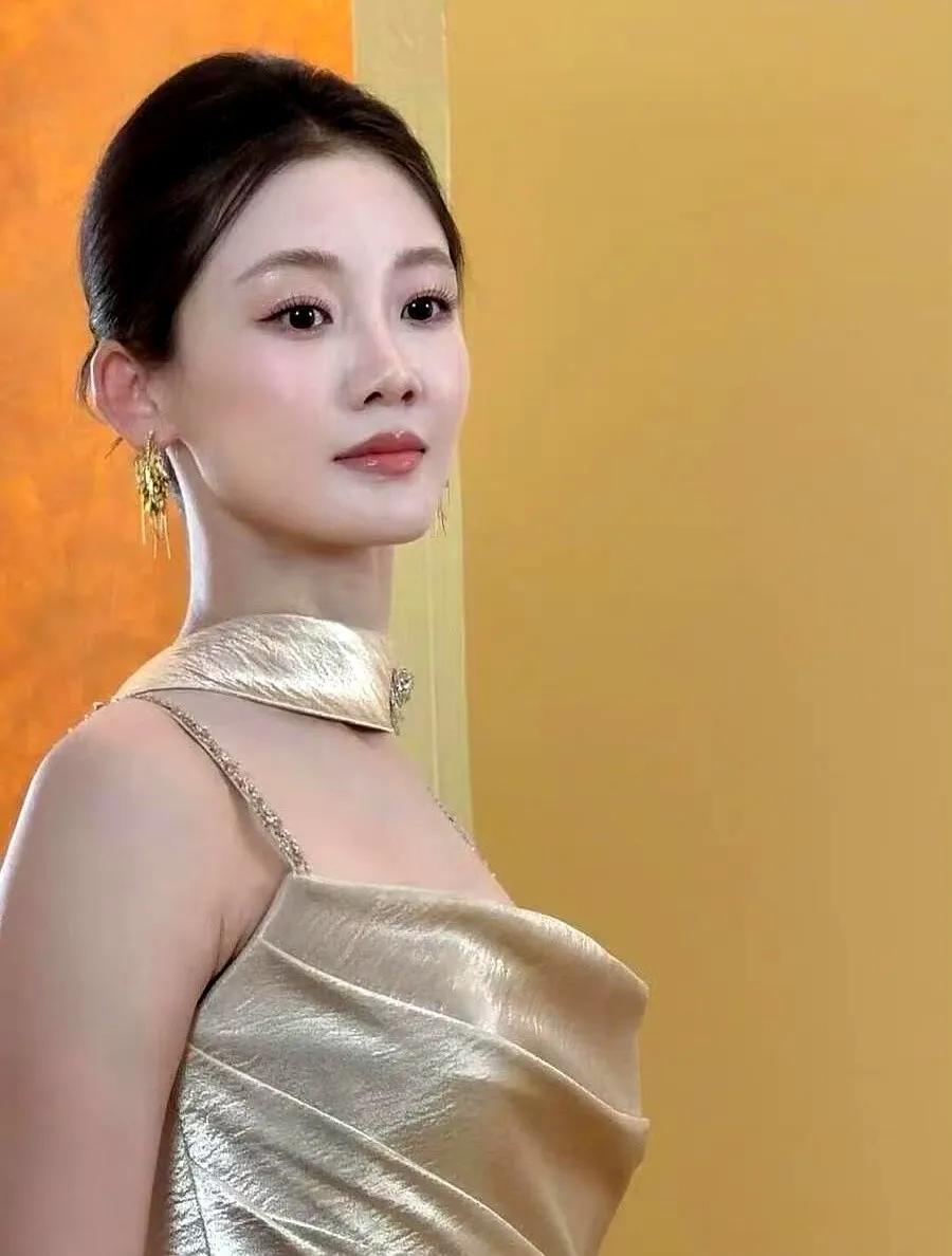 郑恺酒后说的那句话，把苗苗身材的“秘密”扒得明明白白——哪有什么天生的好状态，全