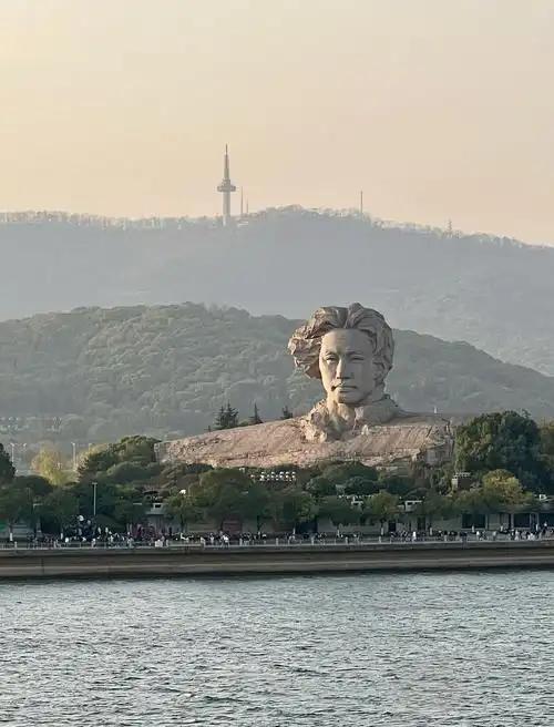 看人之短，天下无一人可交；
看人之长，世间一切尽是吾师。
择善而从之，其不善者而