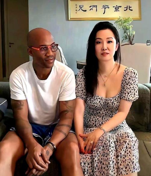 马布里，48岁，刚领着一位中国姑娘去领了证。
不是哪位球迷，是唱《中国好声音》的