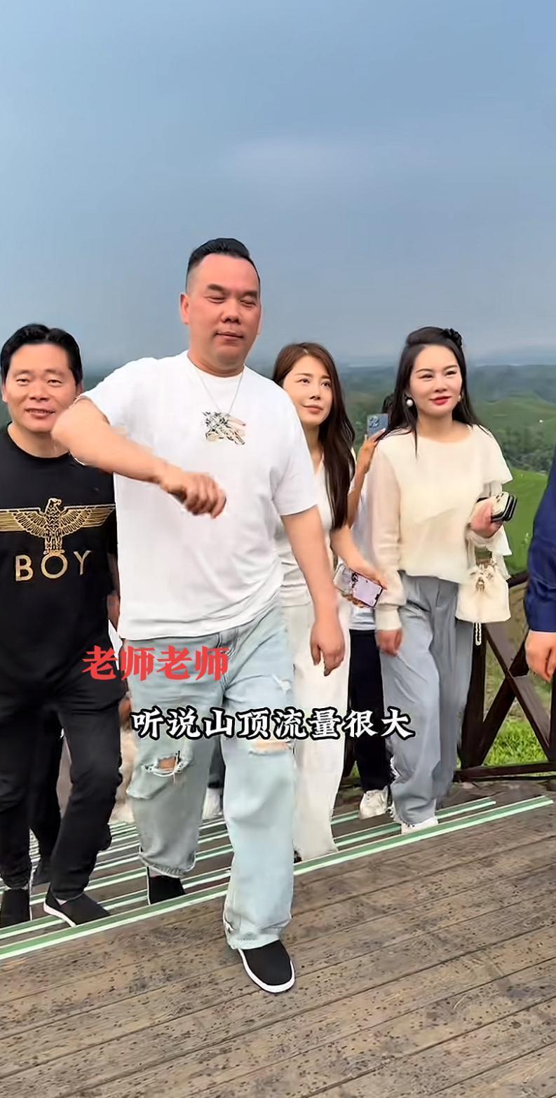 上海阿牛哥年轻气盛，带着女秘书小董去爬山了。这山可不是普通的山，是信阳大网红刘文