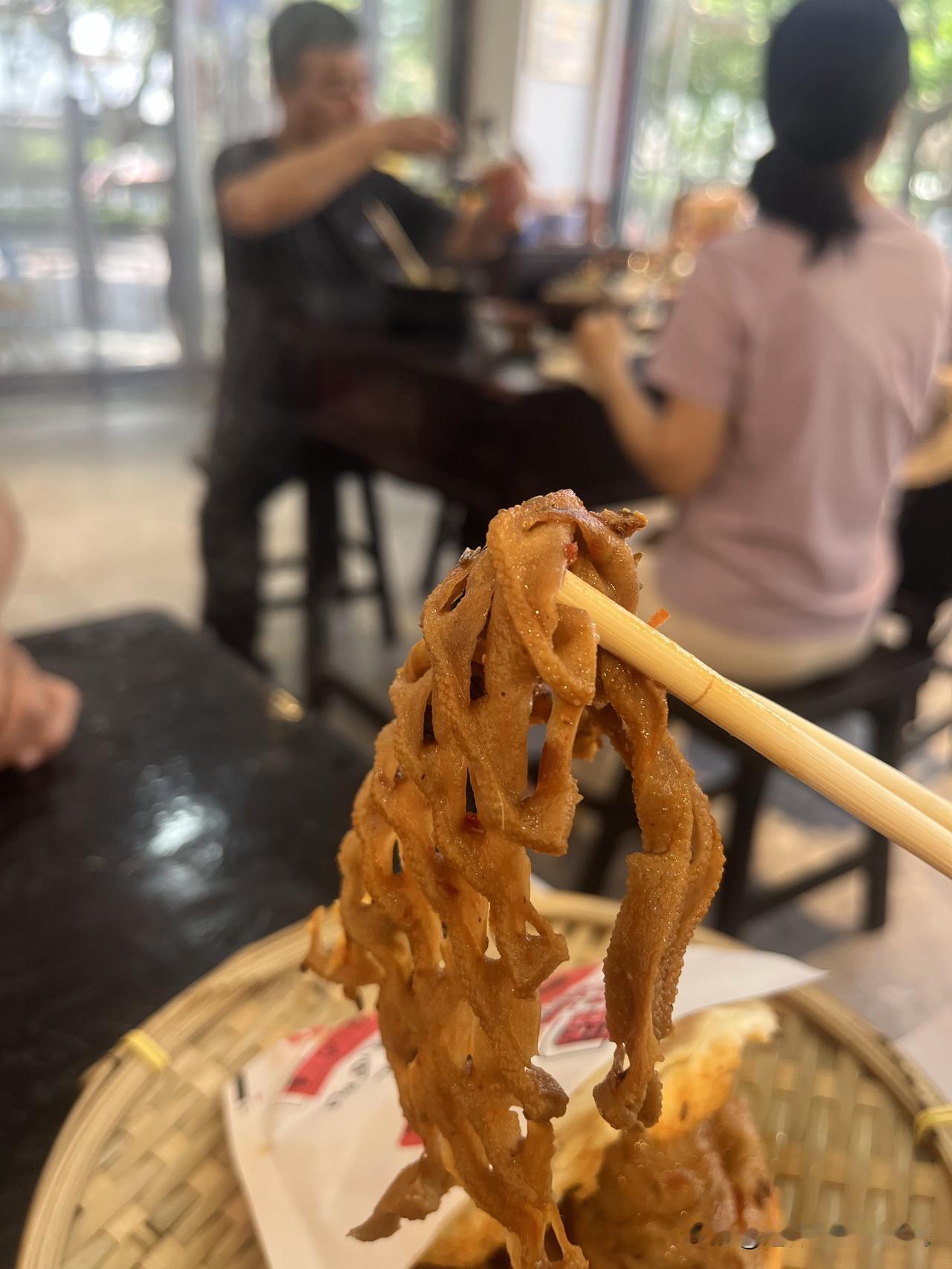 今天的图片是我在西安古城吃的美食，第一个一颊鸡蛋、花干饼，饼吃起来酥软，里面的花
