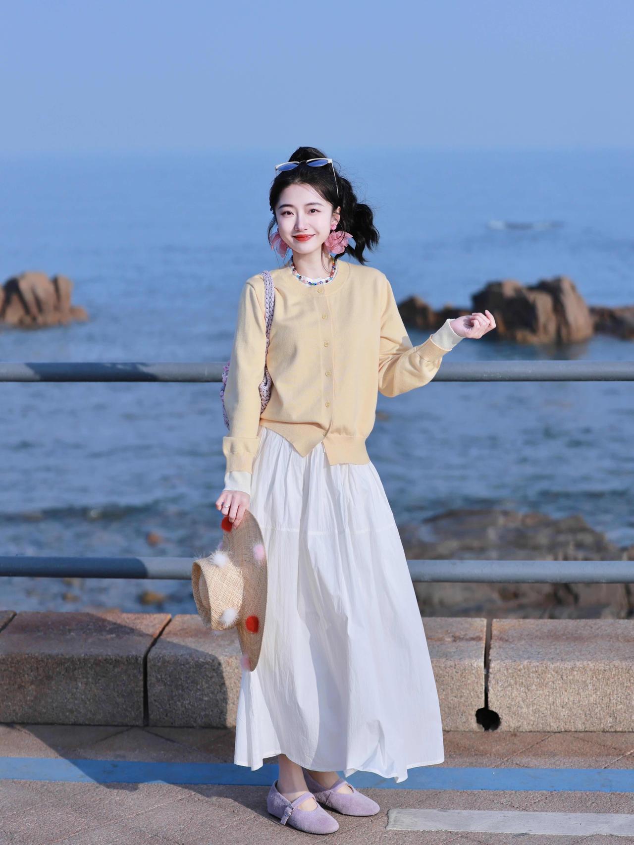 春天这样穿超美呀！
温柔的奶黄针织开衫搭配仙气白纱裙，配色清新又治愈，自带春日海