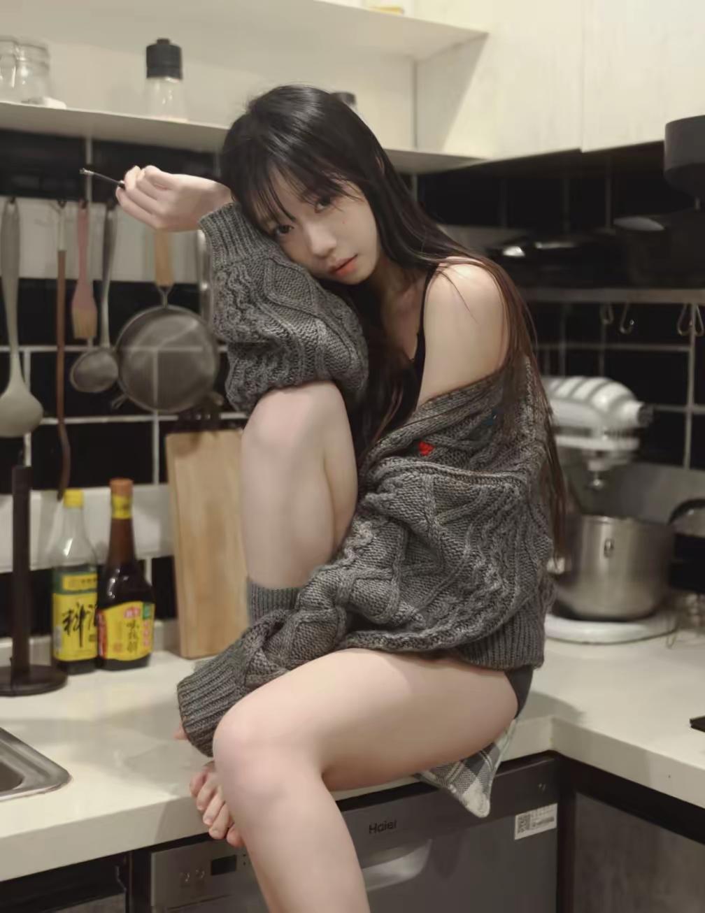 🍝 深夜厨房，把慵懒穿在身上
宽松的灰色毛衣藏着小性感
不想开火，只想和晚风一