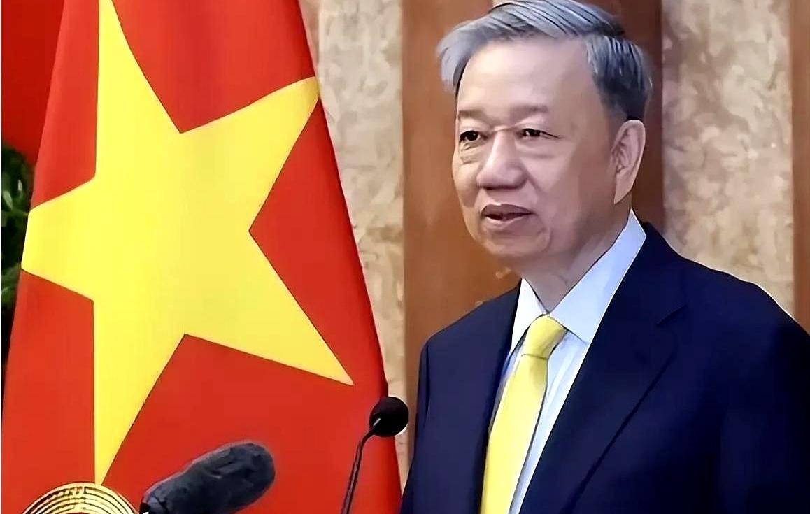 特朗普在白宫当面承诺，要立刻把越南从美国的尖端技术出口管制名单中剔除。
这明显就