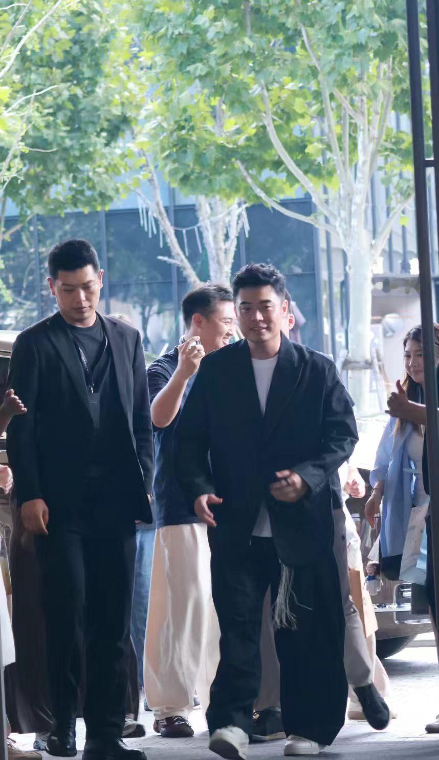 余承东上海交付新车尊界上海交付的车主阵容太有看点，刘嘉玲、周宗文等大咖现身。国产