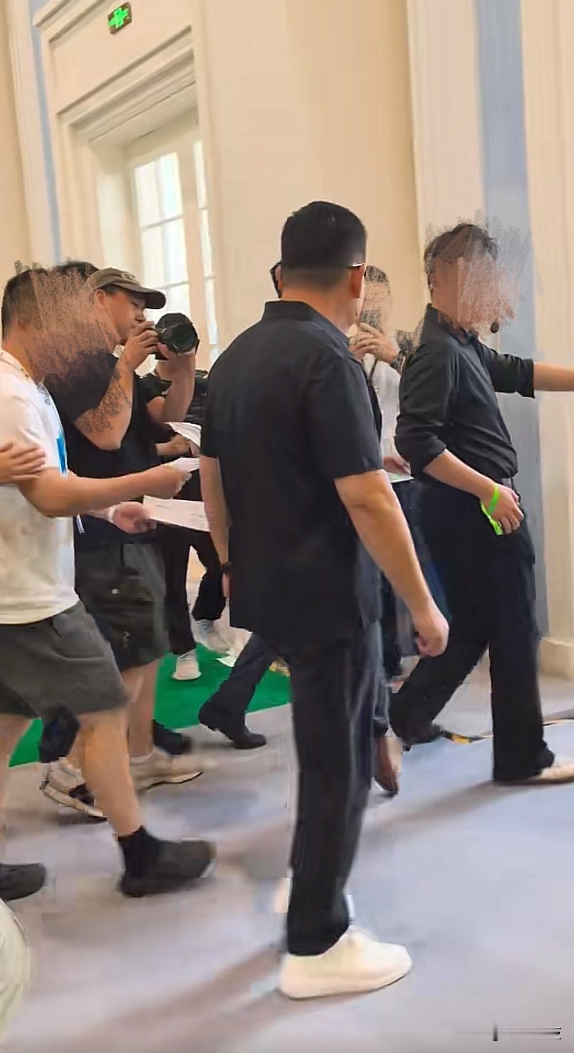 太猛了，东莞松山湖基地华为开发者大会现场，有年轻人疑似直接现场给余承东投简历，关