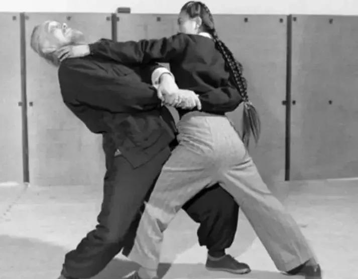 [太阳]1968年，80岁的武僧宋九庵遇见了18岁的流浪姑娘宋莲萍，当时宋莲萍已