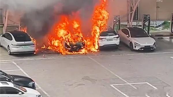 荣威充电中起火引燃两台蔚来蔚来去冲电真是自找的，现在自燃都不说了，改名叫热损了。