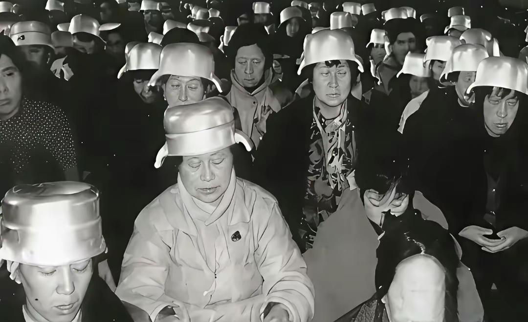 还有人知道这些人在干什么嘛？
这些是练气功的，头上戴的是信息锅，可以沟通宇宙能量