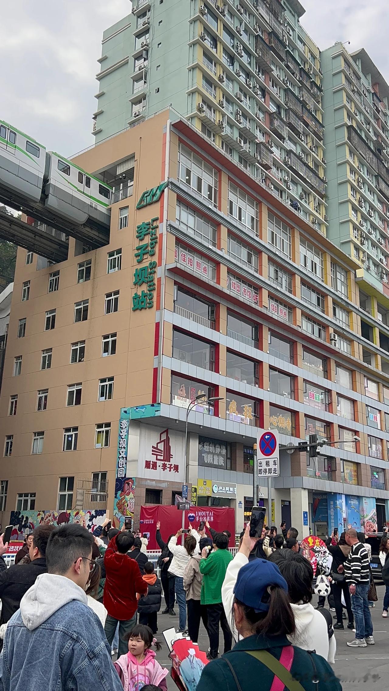 网友们你们见过这么深的地铁站吗，评论区讨论一下，中国基建厉害👍