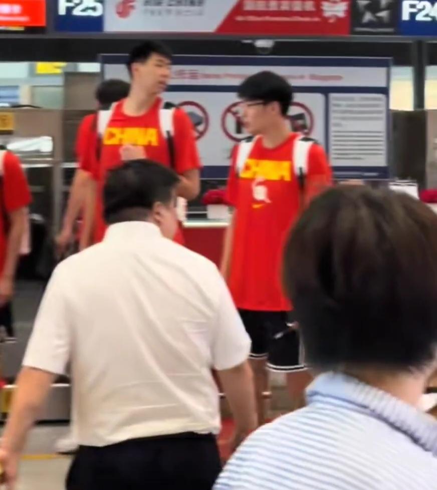 中国男篮在路上，偶遇一明星，直接集体变迷弟！蒋浩然愣神，徐昕伸长了脖子，其他人都