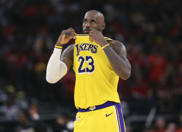 近日，韦德在播客节目中谈到了詹姆斯。谈季后赛阶段的詹姆斯，韦德表示：“他打得太出