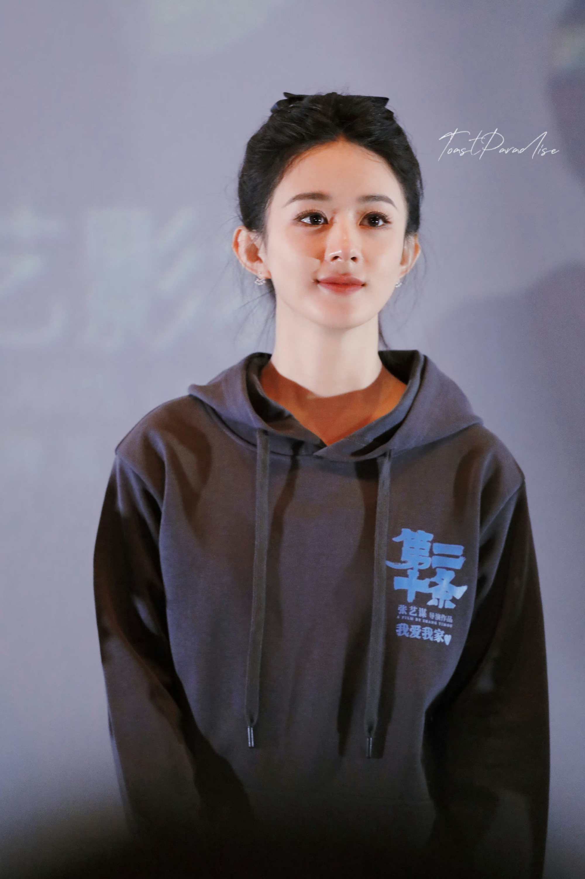 赵丽颖第二十条路演，既适合扎丸子头又适合扎高马尾，对于小头小脸五官精致的人最适合