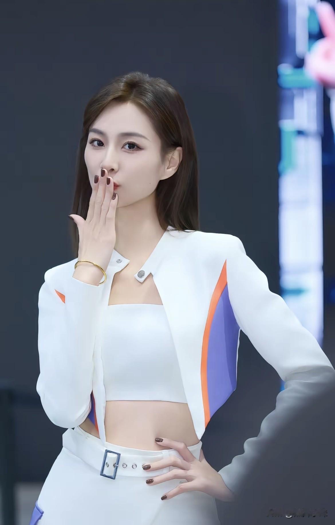 如何穿搭会具有少女软妹感纯真少女软妹感，是每个男人都梦寐以求的