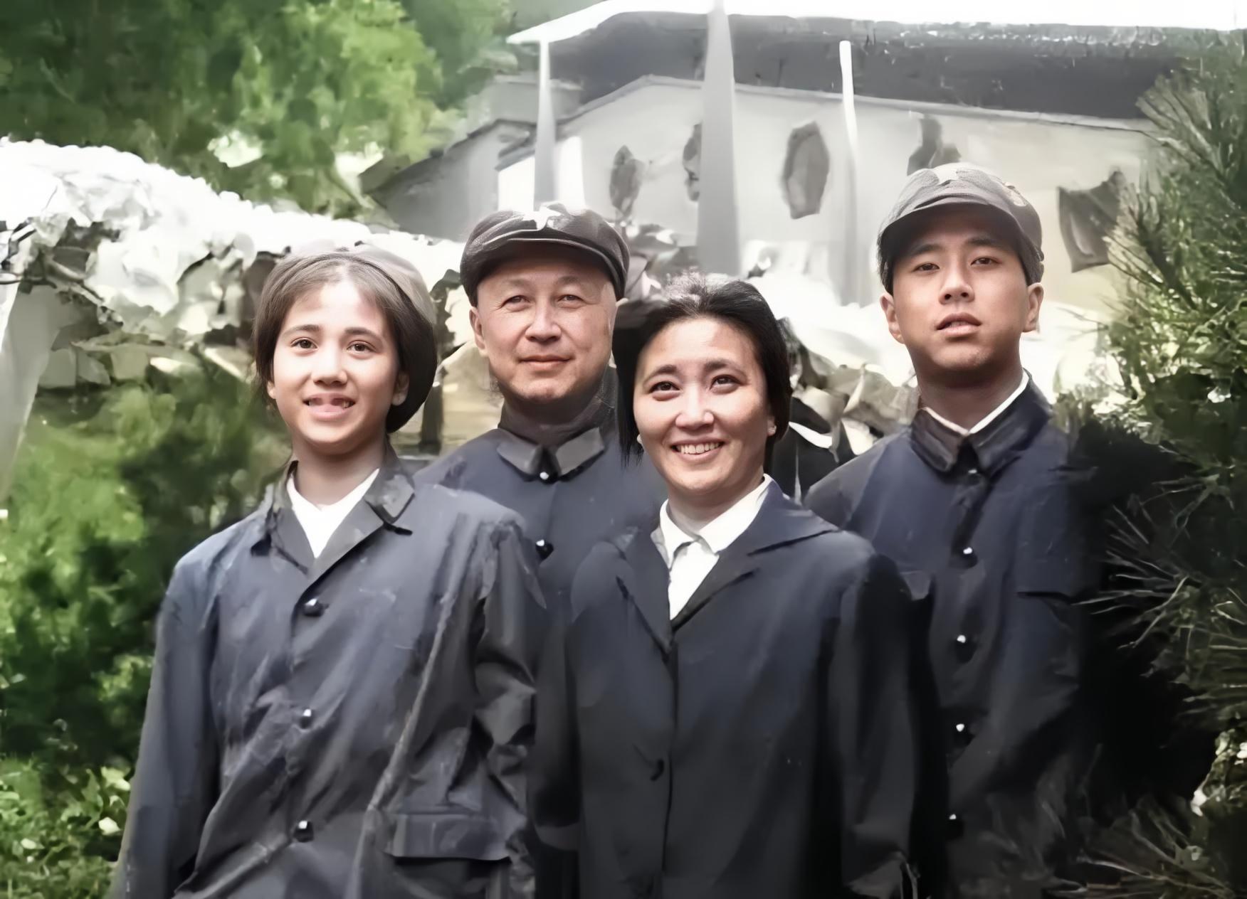 70年代，科学家钱学森一家四口的珍贵合影，夫人蒋英，女儿钱永真，儿子钱永刚！ 