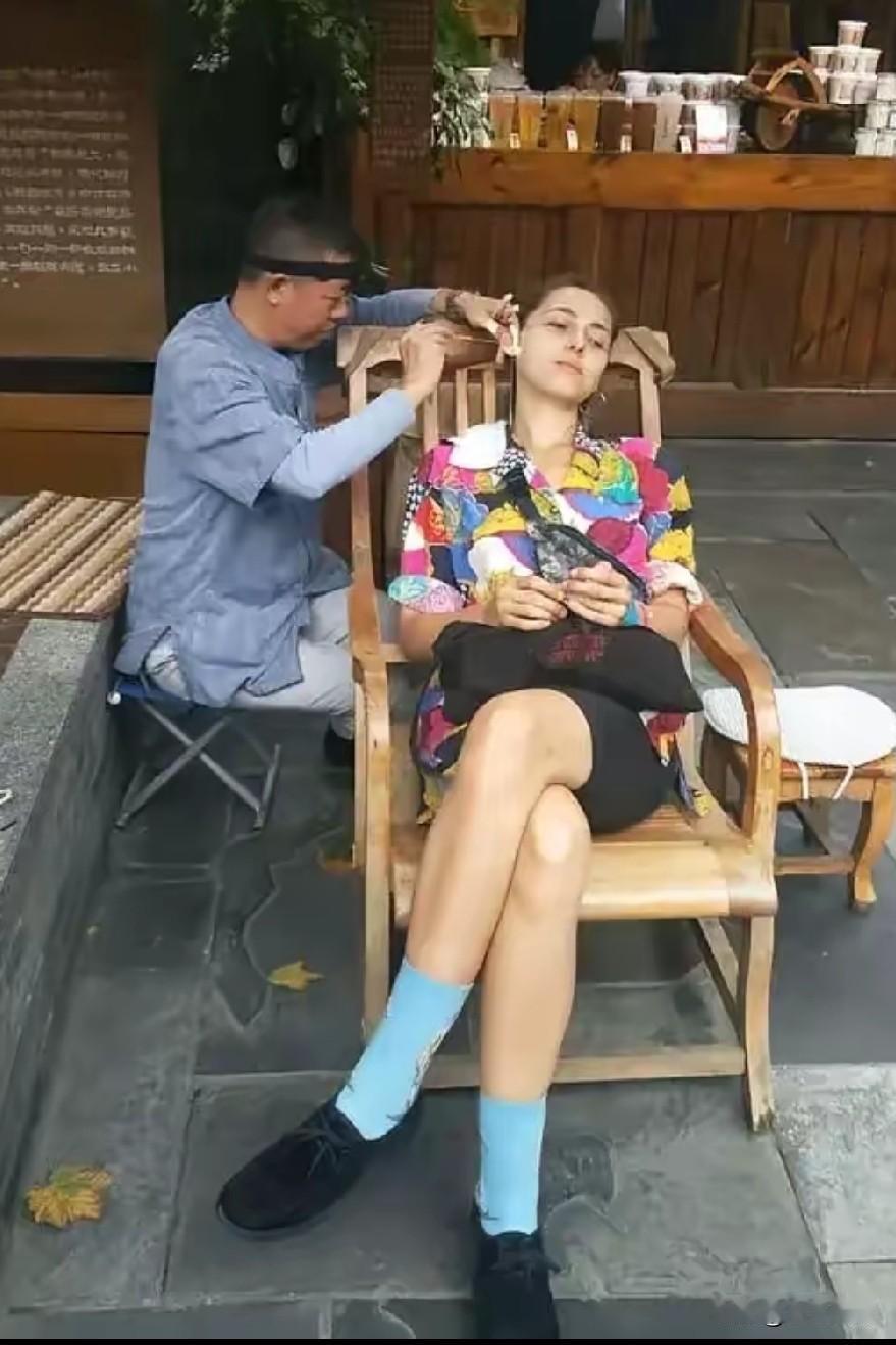 女老外第一次掏耳朵，师傅把耳垢给她看，她惊呼: oh my God !这些脏东西
