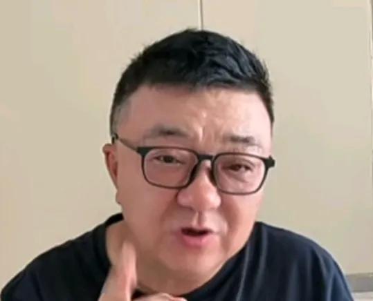 知名媒体人董路爆了一个料。
在与杨毅直播连线时，媒体人董路透露了当年米卢带队的一