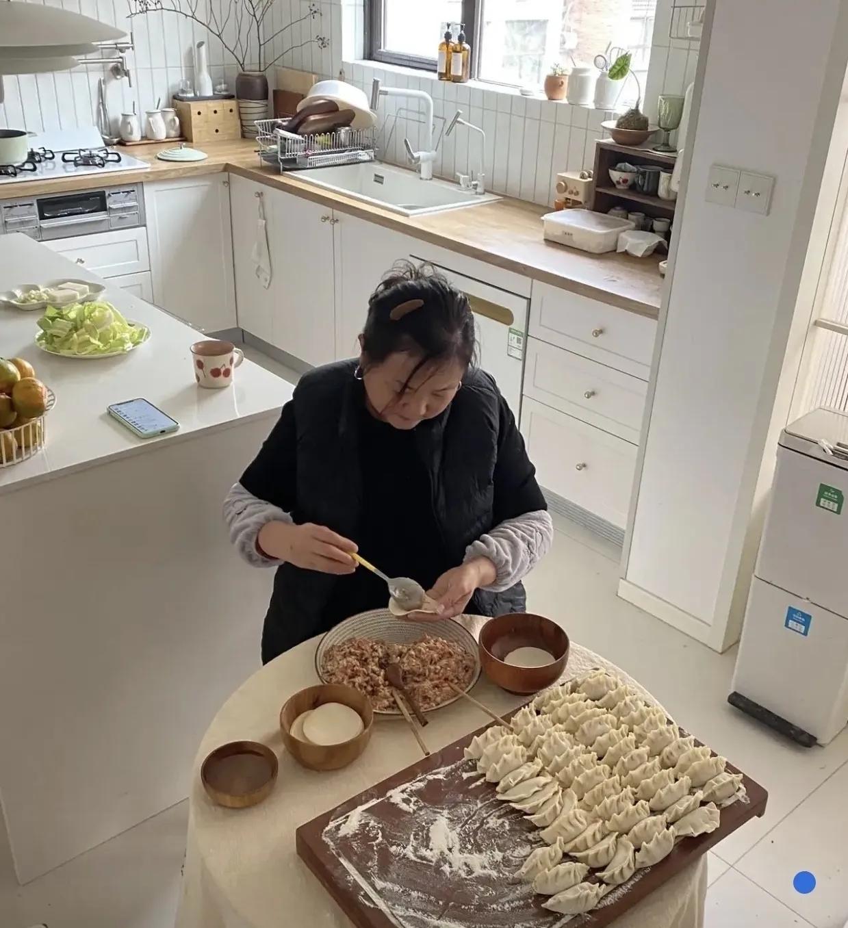 每周三轮转奔波帮衬小家，母亲常年单向付出，安稳背后藏着容易被忽略的隐患
 
女儿