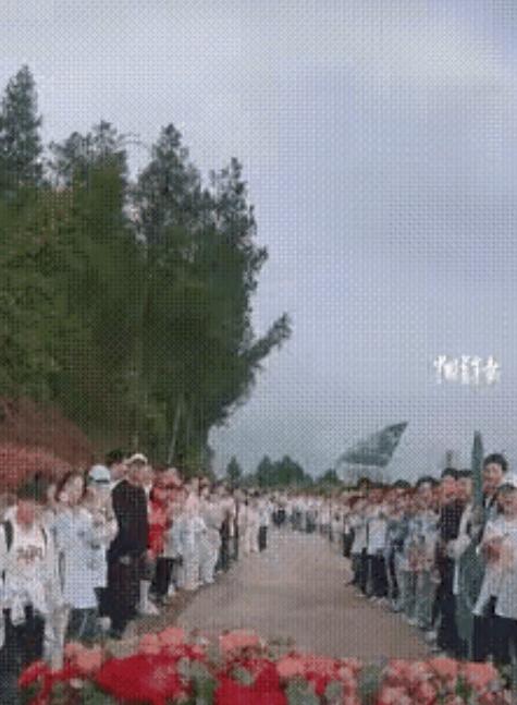 毕生难忘！四川，一对新人结婚，谁知接亲车队在返程途中时，竟遇到一大群春游的学生迎