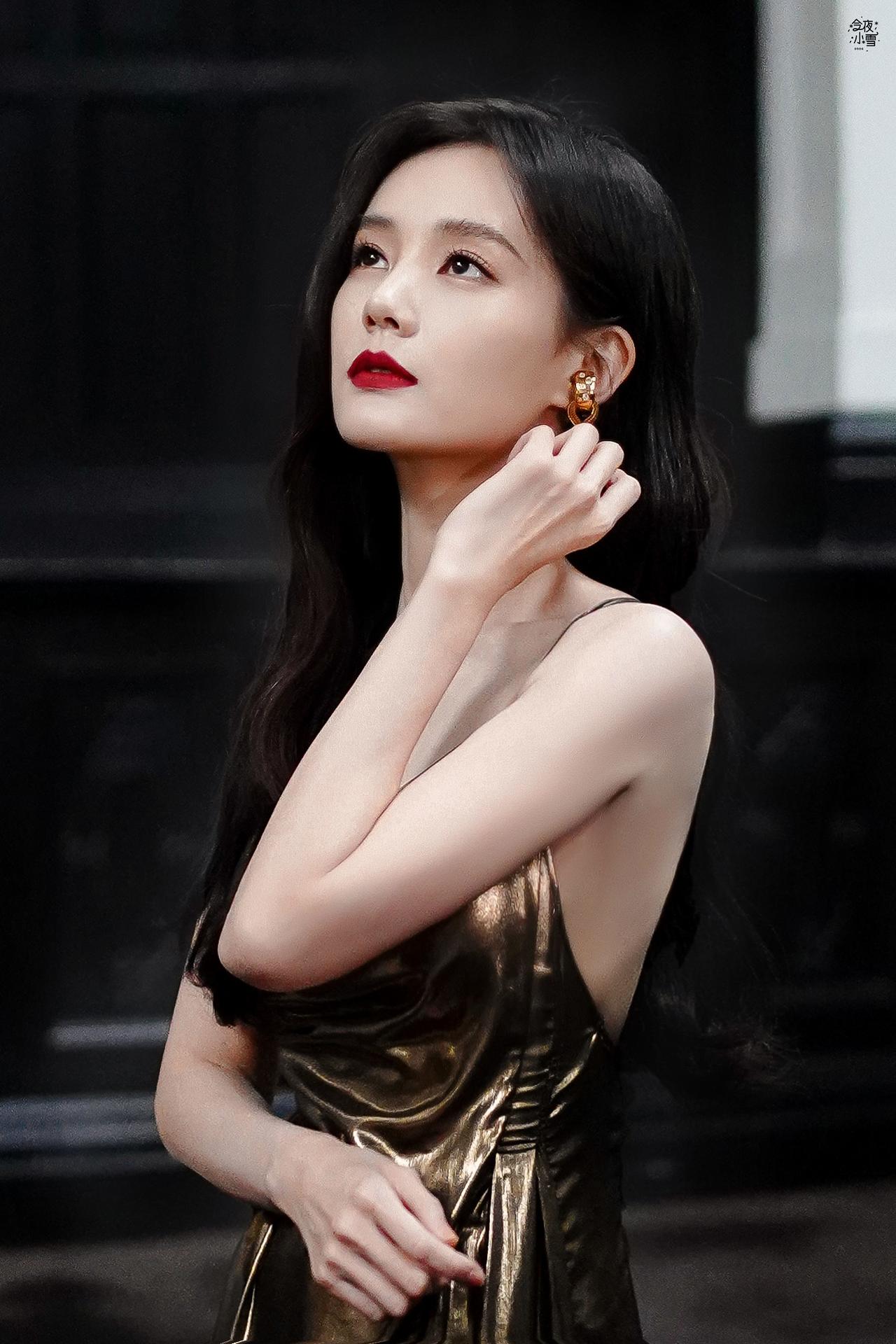 李一桐的身材太顶了，金色高开叉