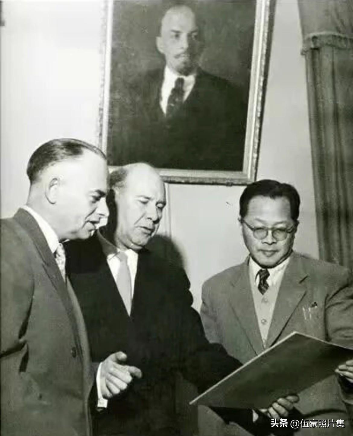 1958年，在苏联莫斯科郊外的杜布纳联合原子核研究所，中国核物理学家王淦昌（右）