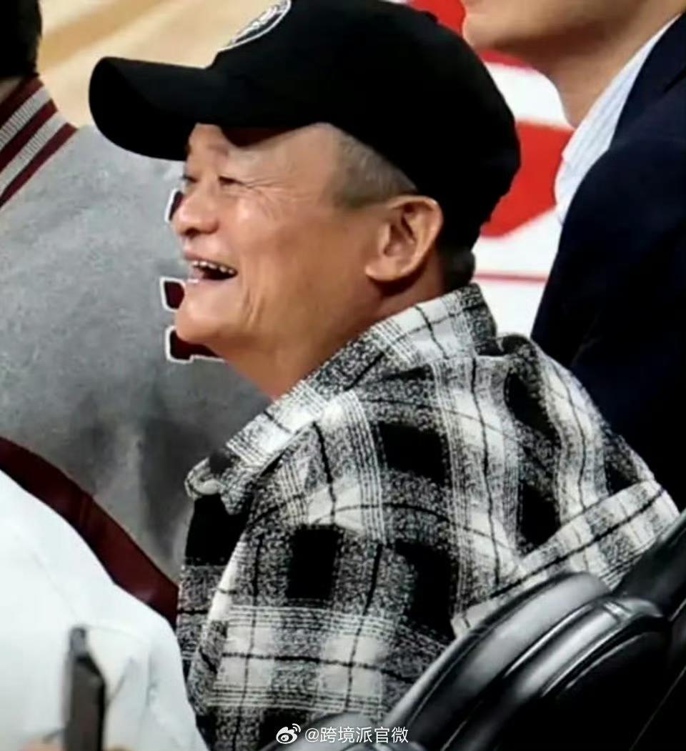 擦！还是马云快活！
去澳门看NBA去了！
跟马云并排做在一起的，你们认识谁？