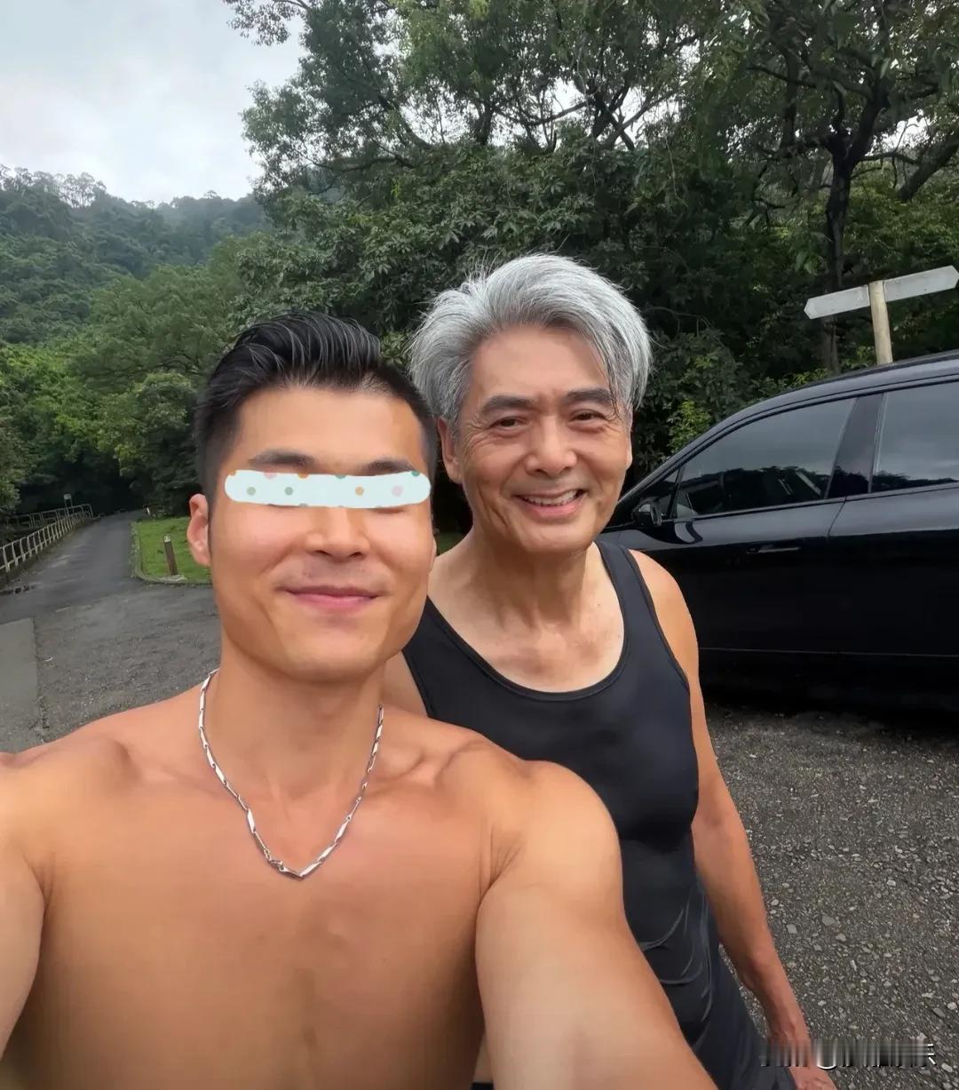 71岁周润发山上跑步被偶遇，满头白发却发量惊人！转头买叉烧又被嘲“老人感重”！