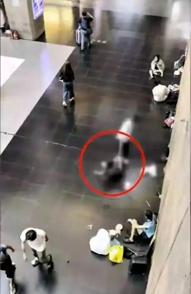 台北，一45岁男子和71岁女游客在车站大厅里喝酒，不大一会，女游客喝醉，男子把她