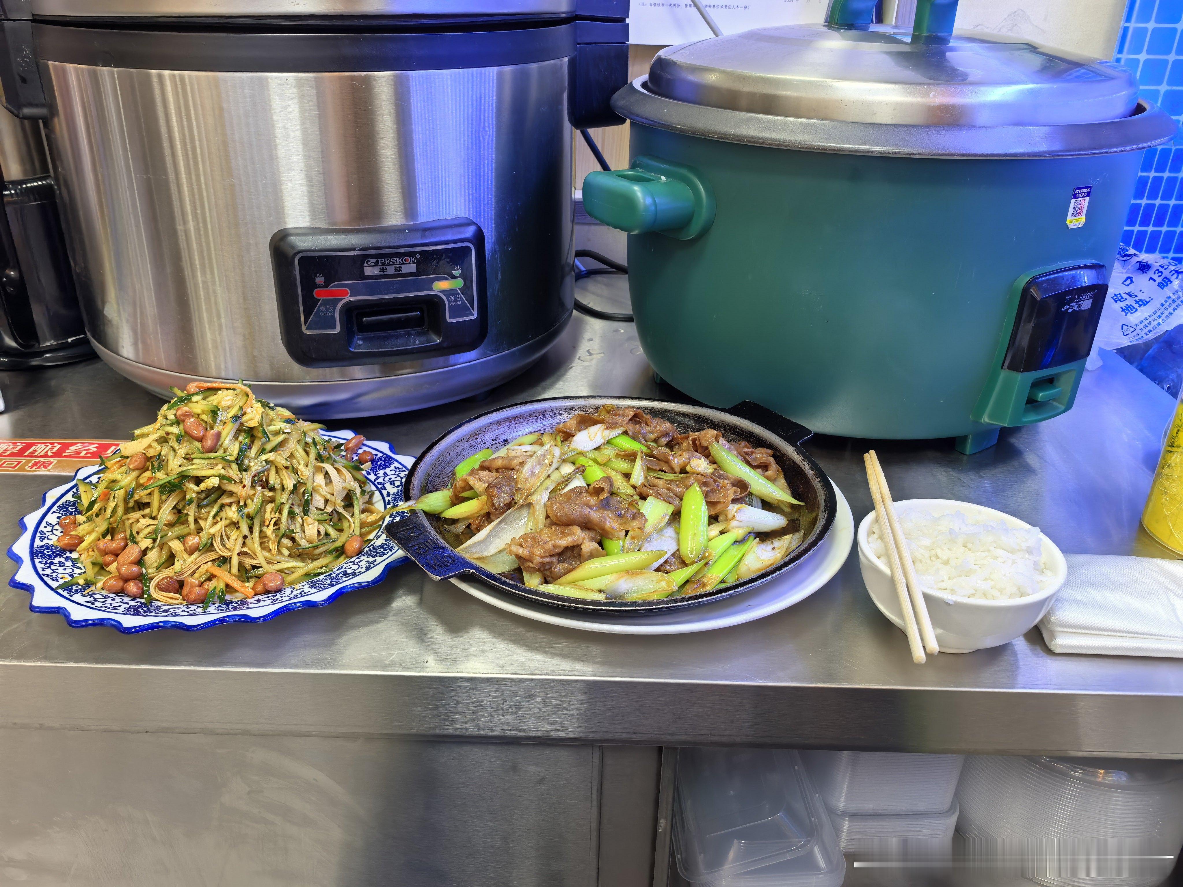 有的饭店门可罗雀，而这家饭店座无虚席，我饿的五脊六兽，挤了个地方扒拉扒拉一口饭，
