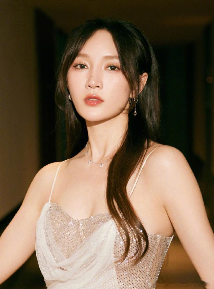 #孟佳高跟鞋一脱扭头就跑##孟佳请跑到我怀里# 看到孟佳美丽的裙子和她甩掉高跟鞋