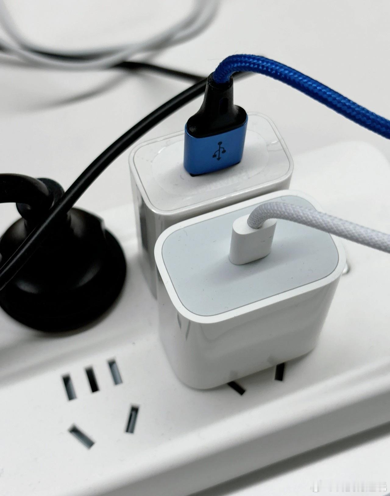 手机充电器千万不要一直插着不拔使用完养成拔掉的习惯，最主要是避免使用劣质的产品