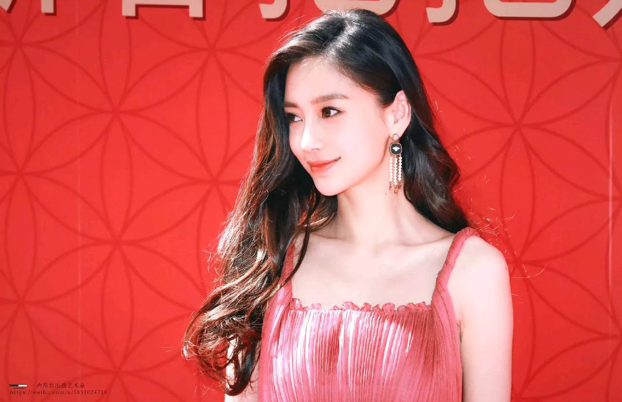 Angelababy出席巴黎时装周，再一次证明了自己！

原来，巴黎时装周是一个