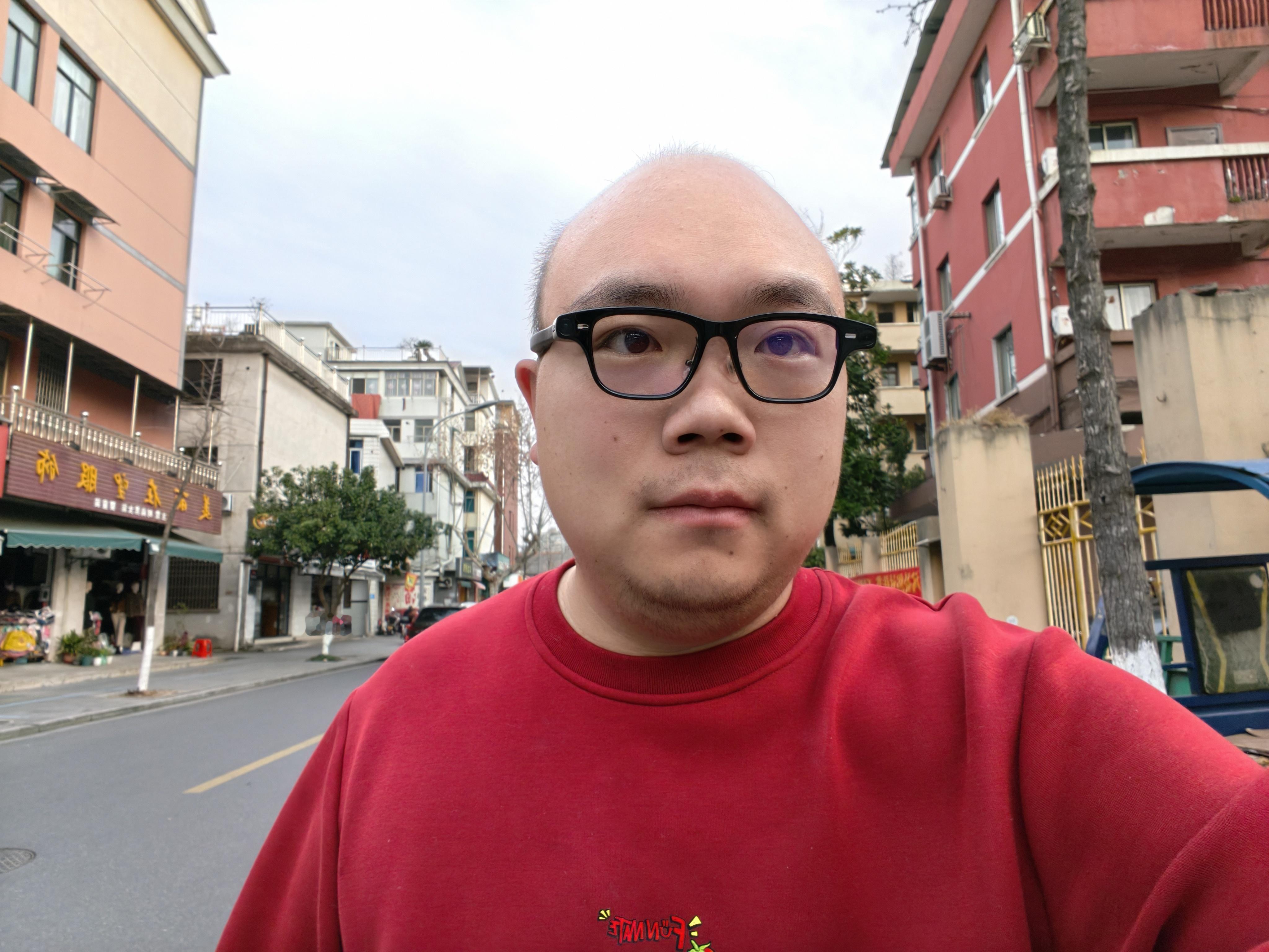 前面去买了一袋瓜子 然后我用夸克 AI 眼镜付的款，走的时候，老板娘喊住我说，帅