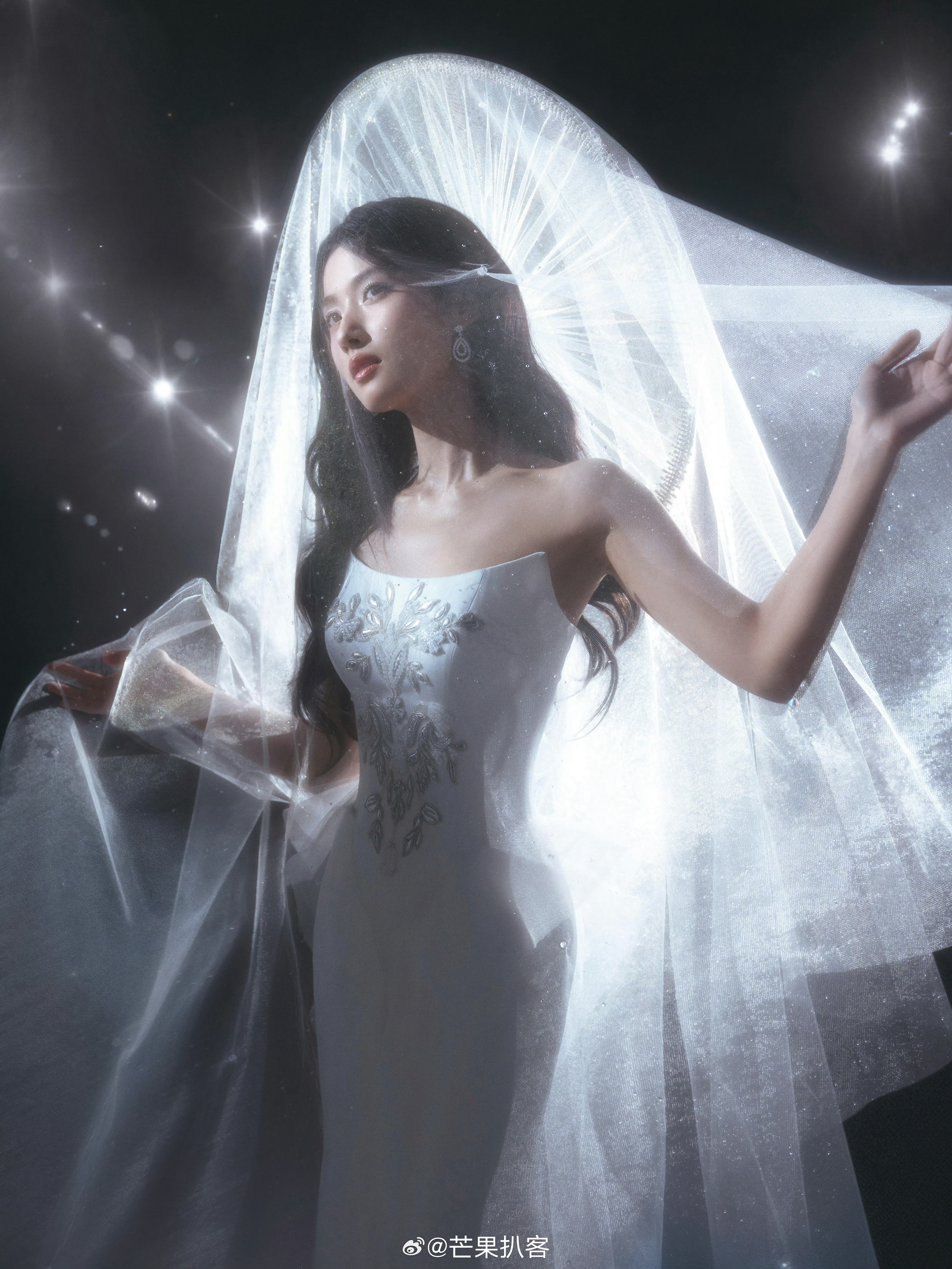 微博之夜出图你觉得卢昱晓这套朦胧美能打几分？ 