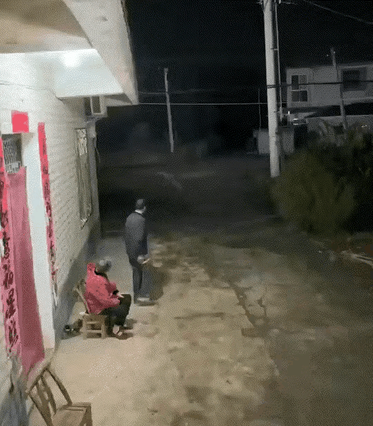 爱在守望中，暖在团圆时

中秋前夕，老李两口子听说儿子儿媳要带俩孙女回老家，兴奋
