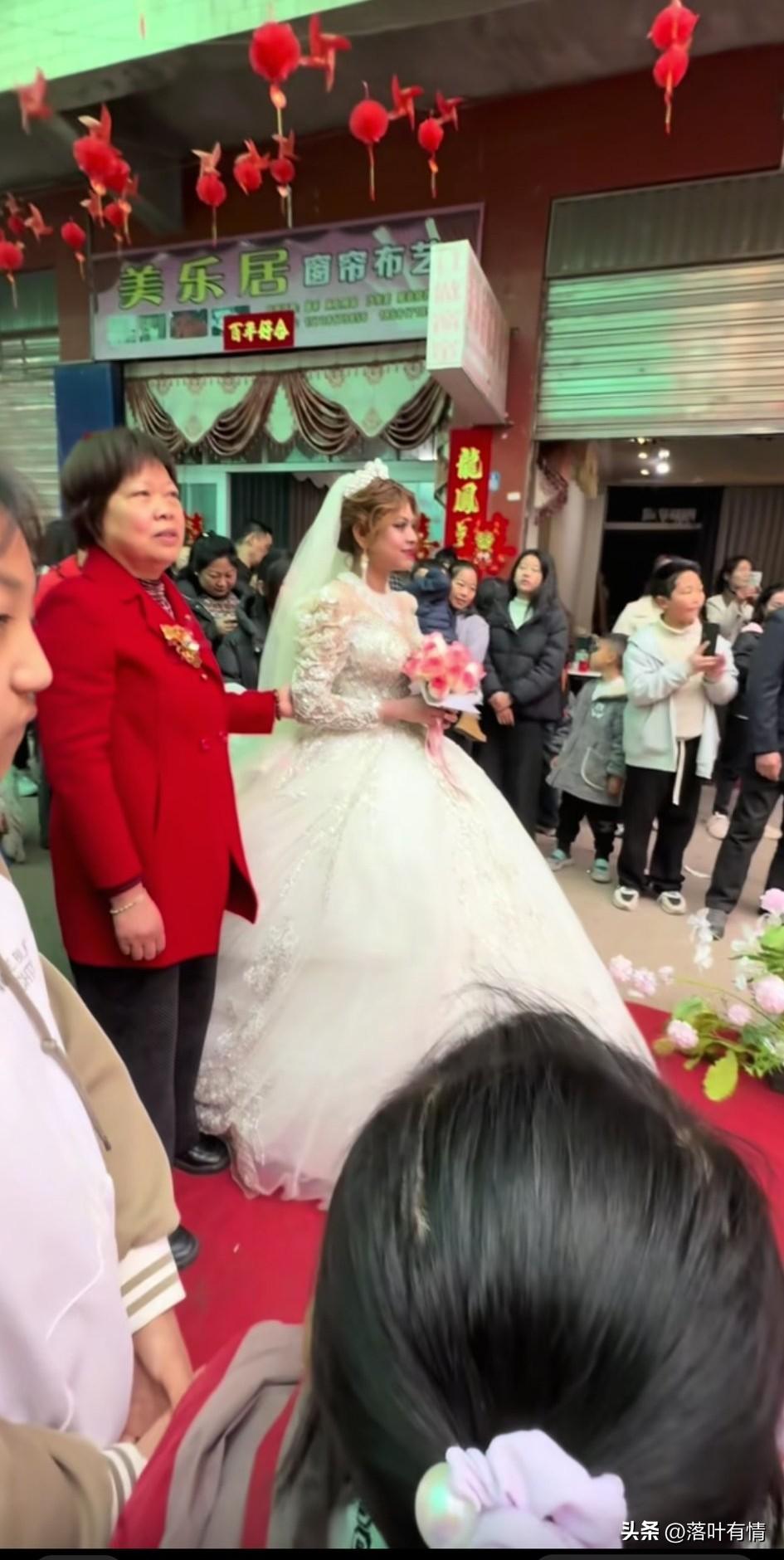 印度小姐姐不顾家人反对，
直接嫁给了四川的小伙子，
还给小伙子推荐了很多彩礼，