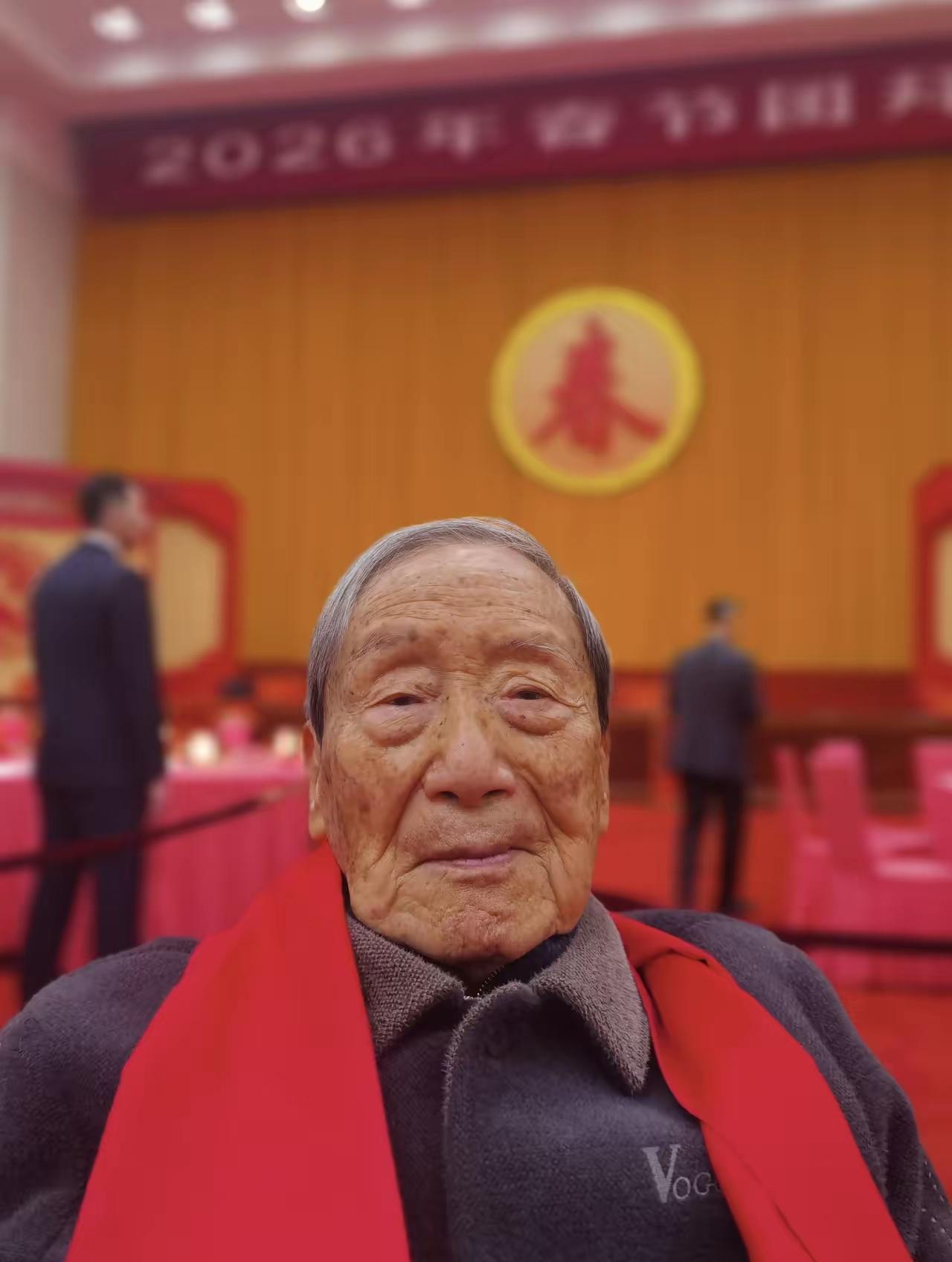 102岁的贺敬之老人，在春节团拜会上。影响深远的歌剧《白毛女》，就是出自贺敬之老