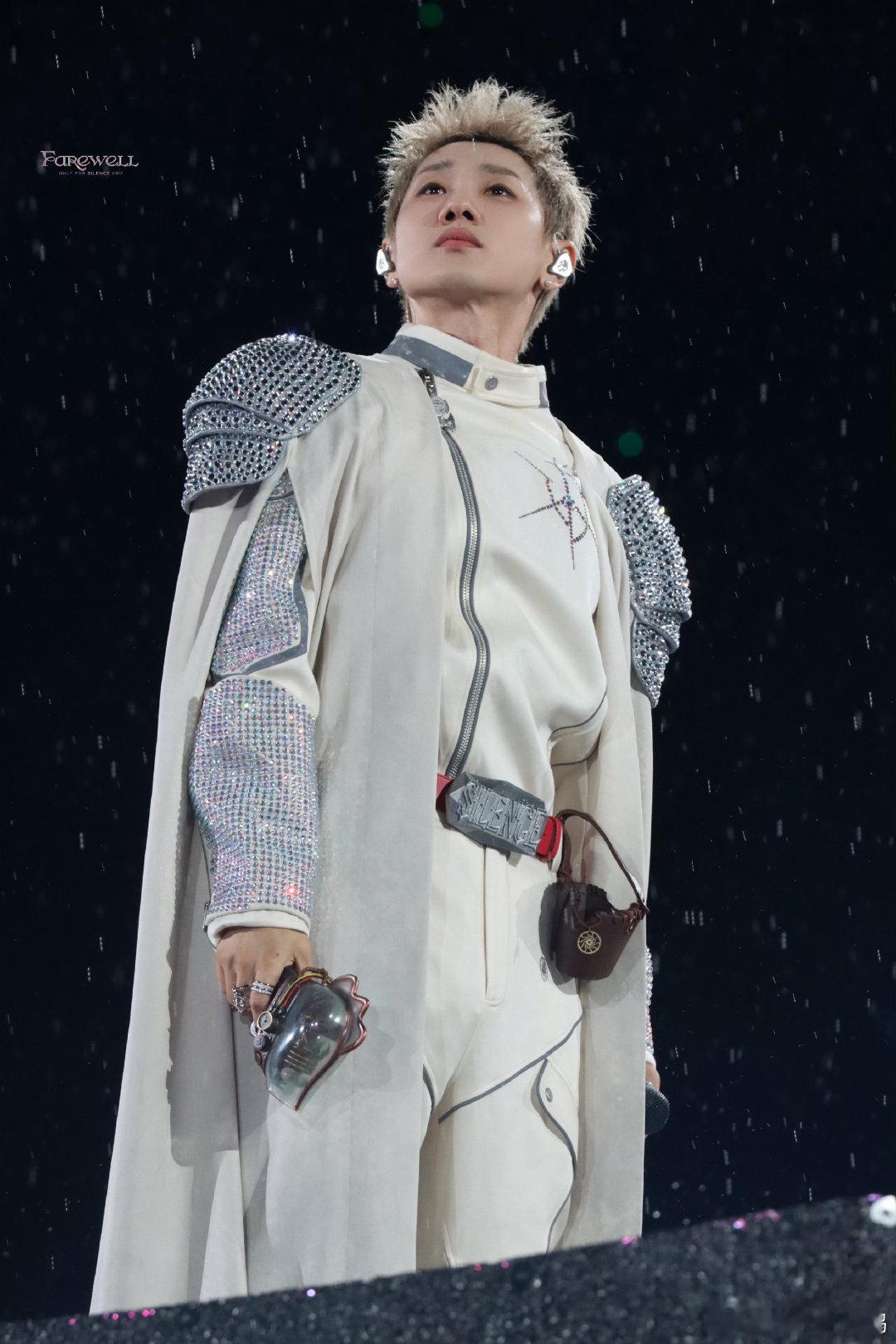 汪苏泷演唱会淋雨也很享受汪苏泷淋雨也很享受的转圈圈汪苏泷淋雨转圈圈的样子好绝！穿