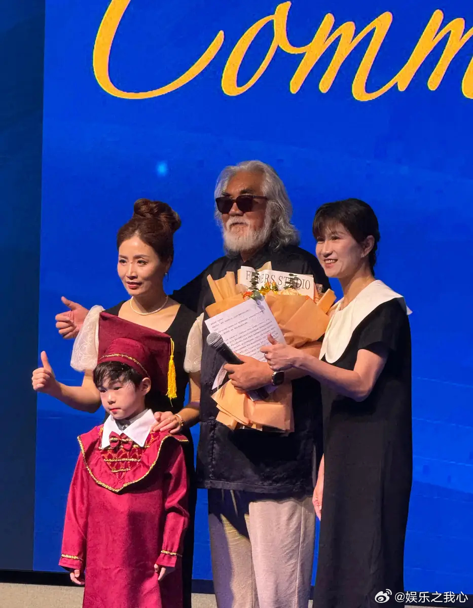 搜狐娱乐讯 4日，74岁张纪中在儿子幼儿园毕业典礼上致辞的现场照曝光，他戴着墨镜
