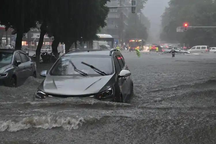 今年天气反常得离谱！南北降雨暴增罪魁祸首是谁？
最近天气反常得有点离谱，南方暴雨