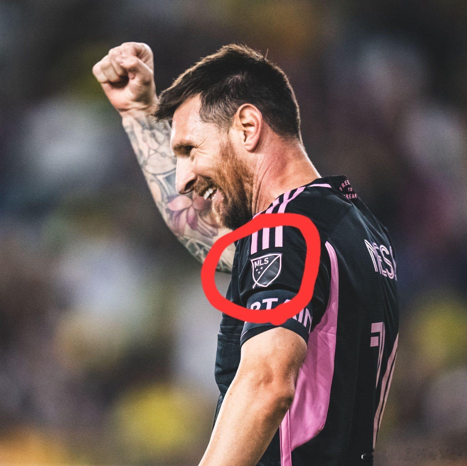 我们永远不会看到罗纳尔多佩戴那枚徽章的照片。