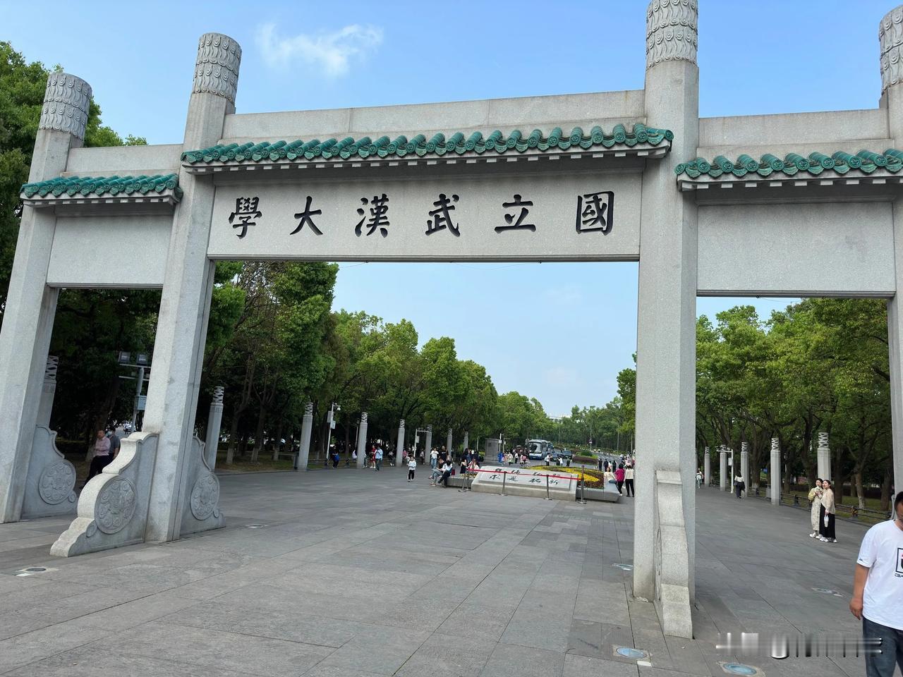 武汉大学最好的破局之道，是与华中科技大学合并，组建华中大学。新的华中大学综合实力