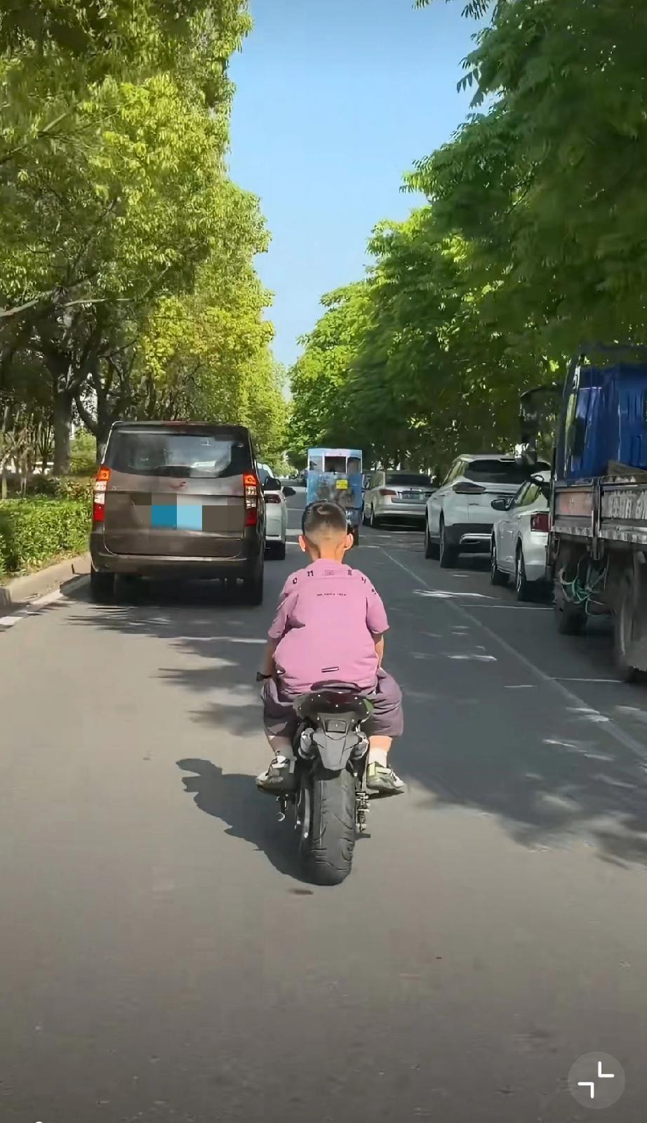 让孩子骑摩托车上路，而且连个头盔都不戴！家长心真大。。。带小孩骑自行车 宝宝骑车